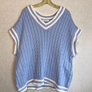 Arizona Jean Company Blue and White V-Neck Sweater. Size XL